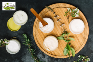 Barattoli di unguento naturale con erbe aromatiche per il laboratorio pratico di erboristeria organizzato da Roagna Vivai con Oasi della Natura a Cuneo