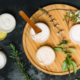 Barattoli di unguento naturale con erbe aromatiche per il laboratorio pratico di erboristeria organizzato da Roagna Vivai con Oasi della Natura a Cuneo