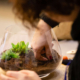 Creazione pratica di un terrarium con piante e terriccio all'interno di una boule di vetro durante il workshop a Cuneo.