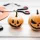 Zucche decorate a mano per Halloween con volti sorridenti e mostruosi, usate come anteprima per il laboratorio per bambini da Garden Roagna Vivai.